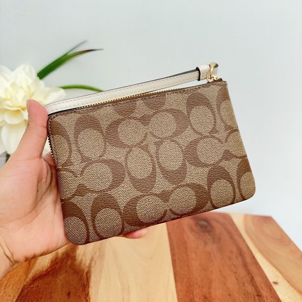 NWT Coach Corner Zip Wristlet‎ In Signature Canvas With Horse And Sleigh - Picture 2 of 5